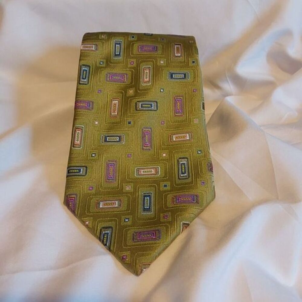 Steve Harvey Men's Hand Made Stylish Workwear Geometric Designer Green Silk Tie.
